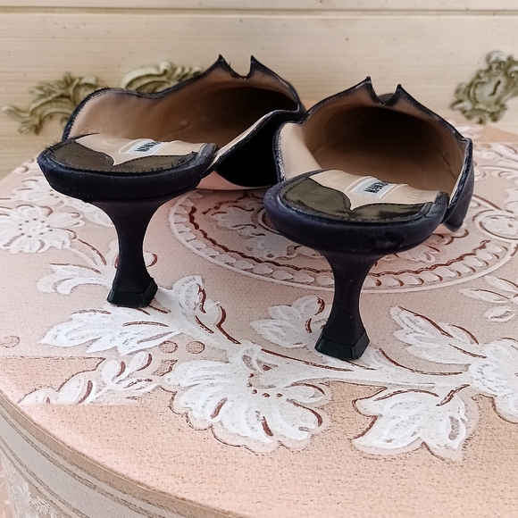 ADORABLE VTG "MANOLO BLAHNIK" BLACK SATIN KITTY'S! - Picture 5 of 16